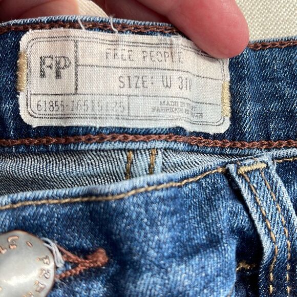 Free People size 31R or size 8 high rise jeans - Picture 4 of 9